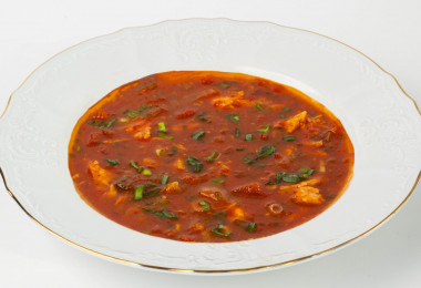 Томатный мясной суп с капустой